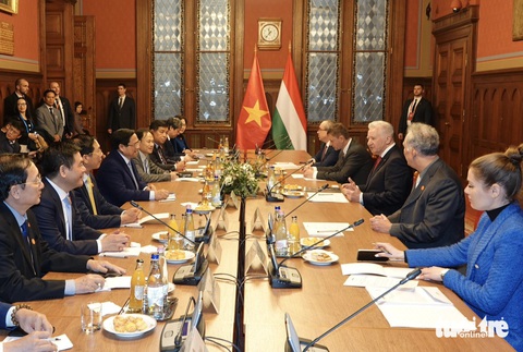 Thủ tướng Phạm Minh Chính và Phó Chủ tịch Quốc hội Hungary Jakab István hội đàm tại tòa nhà Quốc hội - Ảnh: QUỲNH TRUNG Thủ tướng Phạm Minh Chính và Phó chủ tịch Quốc hội Hungary Jakab István hội đàm tại tòa nhà Quốc hội - Ảnh: QUỲNH TRUNG