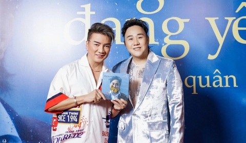 Đàm Vĩnh Hưng (bìa trái) chúc mừng Trung Quân ra album đầu tay - Ảnh: BTC Đàm Vĩnh Hưng (trái) chúc mừng Trung Quân ra album đầu tay - Ảnh: BTC