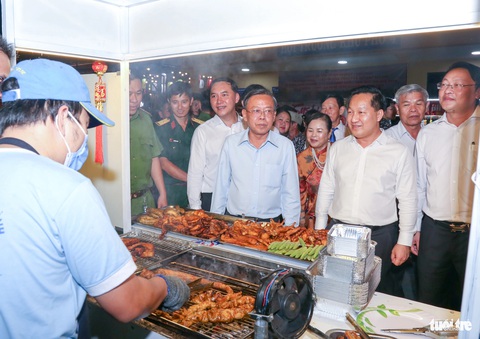 TP Thủ Đức khai trương thí điểm phố đêm Thảo Điền- Ảnh 2. Lãnh đạo TP Thủ Đức cùng đại biểu đến tham quan, mua sắm tại chợ đêm Thảo Điền. Phố đêm Thảo Điền kỳ vọng sẽ góp phần phát triển văn hóa, du lịch và thương mại, đáp ứng nhu cầu vui chơi, giải trí, mua sắm của người dân, du khách, đặc biệt đây là nơi có nhiều người nước ngoài làm ăn, sinh sống - Ảnh: THẢO LÊ