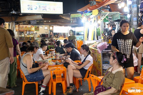 TP Thủ Đức khai trương thí điểm phố đêm Thảo Điền- Ảnh 6. Một trong những mô hình phố ẩm thực đêm hiệu quả hiện nay phải kể đến phố ẩm thực Hồ Thị Kỷ (quận 10). Phố dài khoảng 300m, với hàng trăm món ăn vặt đã trở thành điểm đến yêu thích cả người Việt và du khách nước ngoài - Ảnh: THẢO LÊ