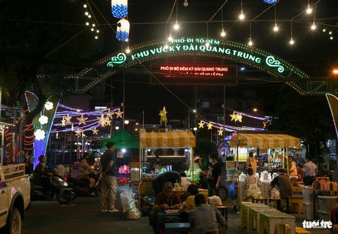 TP Thủ Đức khai trương thí điểm phố đêm Thảo Điền- Ảnh 7. Cách phố đêm Hồ Thị Kỷ không xa có phố đêm khu vực kỳ đài Quang Trung. Phố đêm này được quận 10 thành lập với mục tiêu phát triển kinh tế đêm, quảng bá du lịch, tạo điểm nhấn, điểm đến thú vị, thường xuyên về văn hóa và du lịch tại địa phương - Ảnh: THẢO LÊ