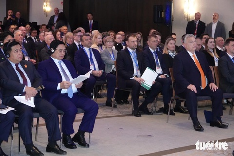 Người đứng đầu chính phủ hai nước dự Diễn đàn doanh nghiệp Việt Nam - Hungary chiều 19-1 giờ địa phương - Ảnh: QUỲNH TRUNG Người đứng đầu chính phủ hai nước dự Diễn đàn doanh nghiệp Việt Nam - Hungary chiều 19-1 giờ địa phương - Ảnh: QUỲNH TRUNG