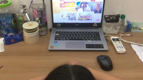 Mới cấp tiểu học đã luyện thi IELTS, có nên không?- Ảnh 1. Một học sinh tiểu học ở TP.HCM đang luyện IELTS online - Ảnh: THANH HƯƠNG
