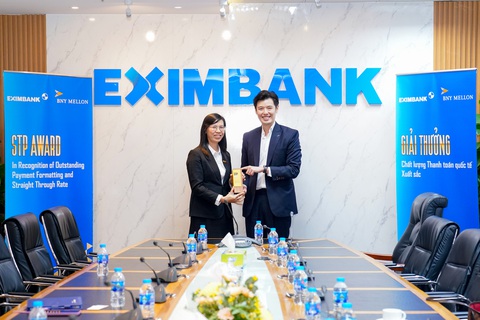 Eximbank nhận giải ‘Chất lượng thanh toán quốc tế xuất sắc’- Ảnh 2. Bà Nguyễn Thị Hồng Phúc - Phó Giám đốc phụ trách khối Vận hành - đại diện Eximbank nhận giải thưởng - Ảnh: EIB