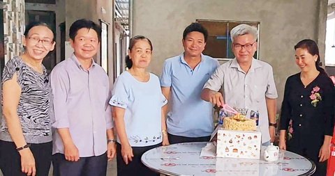 Đạo Thầy Trò - Kỳ 8: Nhớ mãi nồi măng kho muối ớt của thầy- Ảnh 2. Cô giáo Nguyễn Thị Kiệp (bìa trái) và cô giáo dạy văn (thứ ba từ trái qua) gặp lại lứa học trò cách đây 35 năm Ảnh: THANH TUẤN