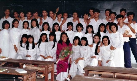 Đạo thầy trò - Kỳ 7: Những chuyện ấm lòng ở Trường Nguyễn Thượng Hiền- Ảnh 6. Cô giáo và học trò lớp 12A4 bên những chiếc bàn học cũ kỹ đã trở thành kỷ niệm mãi không quên ở trường Nguyễn Thượng Hiền - Ảnh: tư liệu