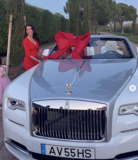 Cristiano Ronaldo mua Ferrari Purosangue, thừa nhận không biết có bao nhiêu xe- Ảnh 3. Ngoài xe tự mua, cầu thủ người Bồ còn được bạn gái thường xuyên tặng xe mới - Ảnh: CRISTIANO RONALDO