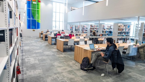 Students at the Bishop's University Library Learning Commons in Sherbrooke, Quebec, on Nov 20, 2023. (PHOTO / AFP) Sinh viên trong thư viện Trường Bishop's University ở Sherbrooke, Quebec, ngày 20-11-2023 - Ảnh: AFP