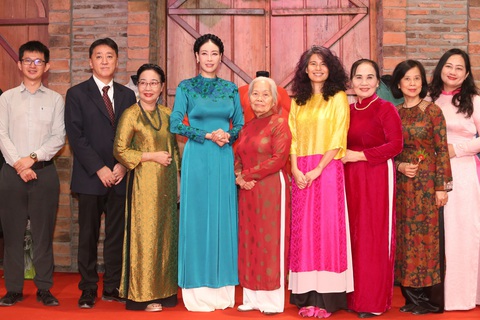 Nhiều người chọn mặc áo dài khi đến Bảo tàng Áo dài - Ảnh: HOÀI PHƯƠNG Nhiều người chọn mặc áo dài khi đến Bảo tàng Áo dài - Ảnh: HOÀI PHƯƠNG