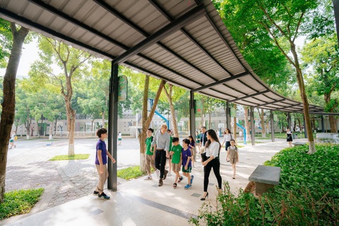 Trẻ đi học giữa không gian xanh của khu đô thị Trẻ đi học giữa không gian xanh của khu đô thị
