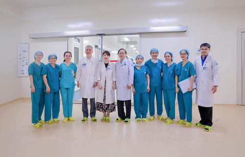 Bộ trưởng Bộ Y tế gửi thư khen Bệnh viện Nhi đồng 1 và Từ Dũ- Ảnh 1. Lãnh đạo Bệnh viện Nhi đồng 1 và Bệnh viện Từ Dũ, cùng ê kíp y bác sĩ trực tiếp thực hiện can thiệp cho hai tim bào thai đầu tiên ở Việt Nam - Ảnh: BVCC