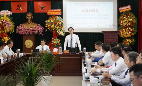 Giao thông TP từ đi trước mở đường tới phục vụ, tạo động lực phát triển- Ảnh 1. Giám đốc Sở Giao thông vận tải TP.HCM Trần Quang Lâm báo cáo tại hội nghị - Ảnh: TUẤN ANH