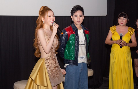 Saka Trương Tuyền, Nguyên Vũ tình bể bình trong MV mới- Ảnh 3. Cũng trong buổi ra mắt MV, nữ ca sĩ Saka Trương Tuyền đã xác nhận chính thức chia tay với người yêu