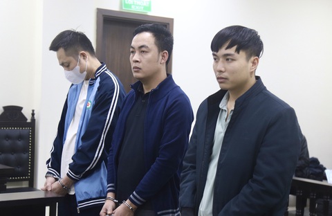3 cựu công an bắn dê của dân lãnh từ 7-8 tháng tù- Ảnh 1. Các bị cáo Việt, Nhân, Tùng tại tòa - Ảnh: DANH TRỌNG