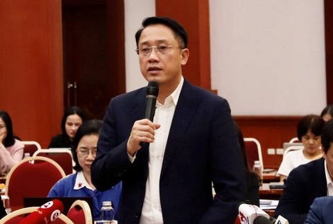 Tổng cục Thuế nói gì về việc doanh nghiệp xăng dầu nợ thuế hàng ngàn tỉ?- Ảnh 1. Ông Mai Sơn trả lời tại buổi họp báo - Ảnh: GIA HÂN