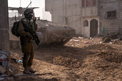 Một binh sĩ Israel tác chiến trên chiến trường Dải Gaza hồi đầu tháng 1 - Ảnh: REUTERS Một binh sĩ Israel tác chiến trên chiến trường Dải Gaza hồi đầu tháng 1 - Ảnh: REUTERS