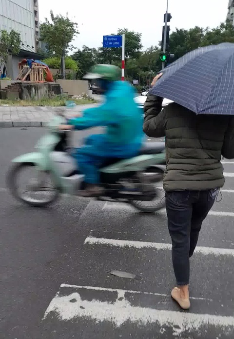 'Nhường đường cho người đi bộ là thói quen xa xỉ'- Ảnh 4. Đèn xanh, các xe vẫn phóng qua trước mặt người đi bộ - Ảnh: THANH LINH