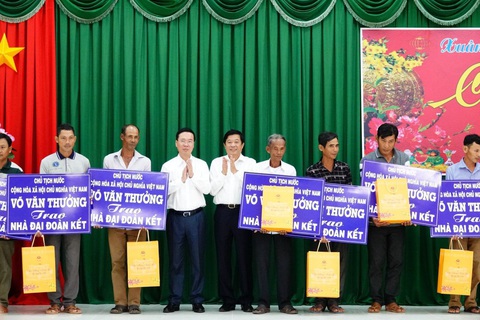 Chủ tịch nước Võ Văn Thưởng tặng quà Tết người dân Vĩnh Long- Ảnh 1. Chủ tịch nước Võ Văn Thưởng tặng quà Tết cho bà con Vĩnh Long - Ảnh: E.L.