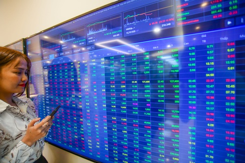 VN-Index thành bại nhờ ngân hàng, nhiều nhà đầu tư vẫn buồn dù thị trường lên- Ảnh 1. Thanh khoản thấp, dòng tiền vẫn chủ yếu tập trung nhóm ngân hàng - Ảnh: QUANG ĐỊNH