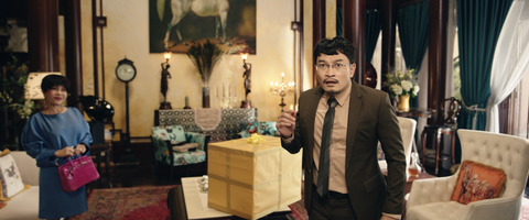 Trương Minh Quốc Thái hoang mang cực độ khi gặp 'gà' mới của Lê Hoàng- Ảnh 2. NSƯT Trương Minh Quốc Thái và nghệ sĩ Việt Hương tiếp tục mang đến những điểm nhấn đặc biệt nhờ vào diễn xuất kỳ cựu.