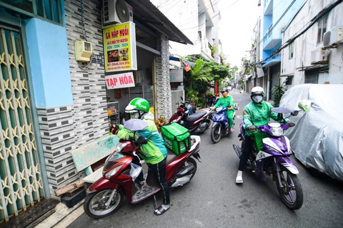 Quán trong hẻm kể chuyện bán gà hấp, cơm chiên trên ứng dụng- Ảnh 1. Shipper đến lấy đơn hàng tại quán gà hấp muối lá chanh A Sơn, chi nhánh trong hẻm đường Nguyễn Thái Bình (quận Tân Bình, TP.HCM) - Ảnh: QUANG ĐỊNH