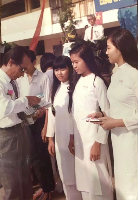 Đạo thầy trò - Kỳ 7: Những chuyện ấm lòng ở Trường Nguyễn Thượng Hiền- Ảnh 4. Thầy hiệu trưởng Nguyễn Hữu Nghi tặng giấy khen cho học sinh - Ảnh tư liệu