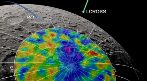 Hai tàu vũ trụ của NASA: Tàu LCROSS và tàu Trinh sát quỹ đạo Mặt trăng, đã theo dõi thành phần của chùm khí được tàu LCROSS phát hiện. - Ảnh: NASA Hai tàu vũ trụ của NASA: tàu LCROSS và tàu trinh sát quỹ đạo Mặt trăng LRO, theo dõi thành phần khí trên Mặt trăng - Ảnh: NASA