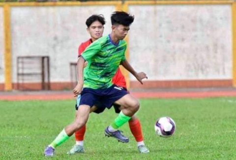 Cầu thủ U19 Cần Thơ giơ 'ngón tay thối' bị trả về nhà- Ảnh 1. Trương Hoàng Nam (áo xanh) khi thi đấu cho U19 Cần Thơ - Ảnh: NĂNG KHIẾU CẦN THƠ