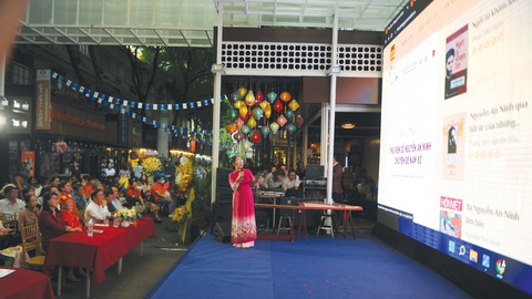 Thư viện số Nguyễn An Ninh chuyên đề Nam Bộ của các bô lão- Ảnh 11. Bà Quách Thu Nguyệt giới thiệu thư viện số buổi ra mắt - Ảnh: TỰ TRUNG