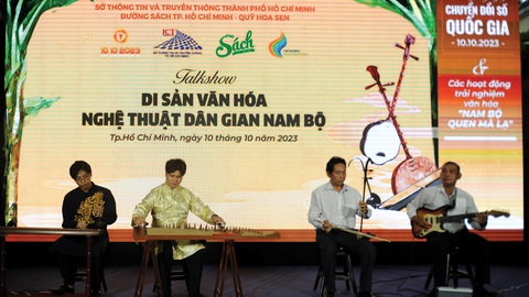 Thư viện số Nguyễn An Ninh chuyên đề Nam Bộ của các bô lão- Ảnh 12. Biểu diễn âm nhạc dân tộc trong không gian trải nghiệm của thư viện - Ảnh: H.Q.