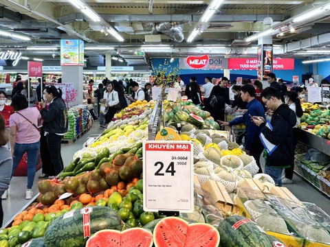 Mua sắm giảm giá đến 50% và trải nghiệm không gian Châu Âu tại WinMart Lê Đức Thọ- Ảnh 2. Siêu thị bố trí khu vực hàng nông sản riêng biệt, nổi bật.