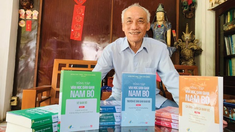 Nhà nghiên cứu văn hóa Huỳnh Ngọc Trảng: Tìm vàng trong đất, làm giàu cho đời- Ảnh 1. Tác giả Huỳnh Ngọc Trảng và bộ sách Tổng tập văn học dân gian Nam Bộ đang lần lượt được xuất bản - Ảnh: P.VŨ