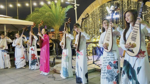 Nhà nghiên cứu văn hóa Huỳnh Ngọc Trảng: Tìm vàng trong đất, làm giàu cho đời- Ảnh 7. Dân ca Nam Bộ được hiện đại hóa, song hành cùng các thể loại khác trong những đêm hòa nhạc của giới trẻ - Ảnh: T.T.D.