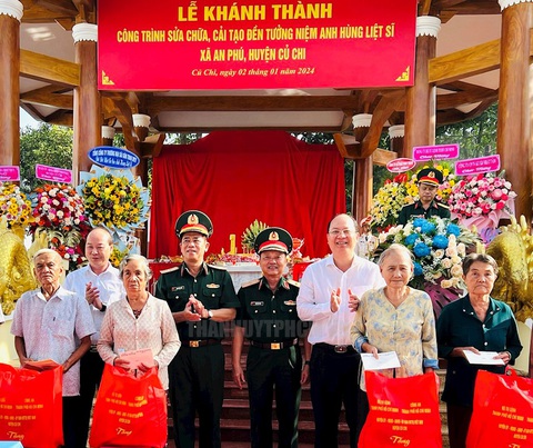 Lãnh đạo TP.HCM dự khánh thành công trình sửa chữa đền tưởng niệm tại Củ Chi- Ảnh 1. Phó bí thư thường trực Thành ủy TP.HCM Nguyễn Hồ Hải trao quà cho các hộ dân - Ảnh: THÀNH ỦY TP.HCM