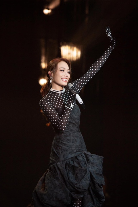 Diva Hong Kong Dung Tổ Nhi, diễn viên Leyla Milani diện thiết kế Đỗ Mạnh Cường- Ảnh 4. Trước nay, Đỗ Mạnh Cường chỉ hướng đến dòng trang phục ứng dụng, ít khi thực hiện các thiết kế để đi thảm đỏ, trình diễn sân khấu. Vì thế, khi các ê kíp liên hệ, anh chọn lọc những đề nghị phù hợp với định hướng của mình để hợp tác, hỗ trợ.