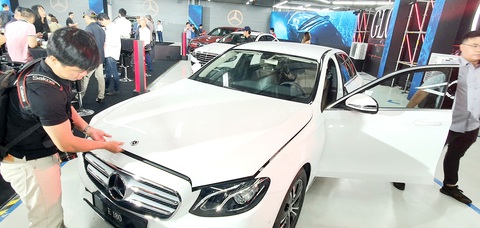 Mua ô tô dịp Tết giảm phí trước bạ, tặng vàng và lì xì tiền mặt- Ảnh 1. Các hãng xe đua đủ kiểu thu hút khách mua xe du xuân 2024 - Ảnh: CÔNG TRUNG