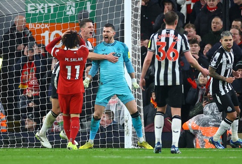 Mohamed Salah thay giày đổi... vận- Ảnh 1. Mohamed Salah bất lực trước khung thành Newcastle trong hiệp 1 với đôi giày vàng - Ảnh: REUTERS