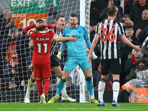 Bỏ qua nhiều cơ hội, Liverpool vẫn thắng đậm Newcastle và bỏ xa Arsenal- Ảnh 2. Dubravka ăn mừng sau pha cản phá phạt đền - Ảnh: REUTERS