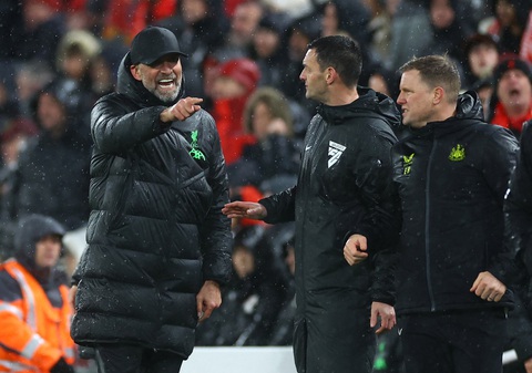 Bỏ qua nhiều cơ hội, Liverpool vẫn thắng đậm Newcastle và bỏ xa Arsenal- Ảnh 3. HLV Klopp (trái) tức giận phàn nàn vì lối đá xấu xí của Newcastle - Ảnh: REUTERS
