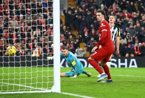 Bỏ qua nhiều cơ hội, Liverpool vẫn thắng đậm Newcastle và bỏ xa Arsenal- Ảnh 5. Jones đệm bóng ghi bàn - Ảnh: REUTERS