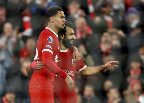 Bỏ qua nhiều cơ hội, Liverpool vẫn thắng đậm Newcastle và bỏ xa Arsenal- Ảnh 1. Salah (phải) và Gakpo lập công giúp Liverpool thắng Newcastle - Ảnh: REUTERS