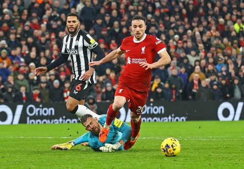 Bỏ qua nhiều cơ hội, Liverpool vẫn thắng đậm Newcastle và bỏ xa Arsenal- Ảnh 6. Jota bị phạm lỗi khi trước mặt chỉ là khung thành trống - Ảnh: REUTERS