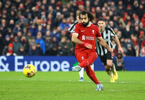 Mohamed Salah thay giày đổi... vận- Ảnh 3. Mohamed Salah tự tin với đôi giày màu xanh - Ảnh: REUTERS