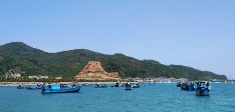 Bộ Xây dựng kiến nghị ‘không hợp thức hóa sai phạm’ quy hoạch TP Nha Trang- Ảnh 1. Khu vực núi Cô Tiên, TP Nha Trang có nhiều dự án đã được lãnh đạo tỉnh Khánh Hòa trước đây cấp phép hoặc chủ trương đầu tư trái quy hoạch chung TP Nha Trang - Ảnh: PHAN SÔNG NGÂN