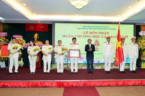 Viện Kiểm sát nhân dân TP.HCM nhận Huân chương Độc lập hạng nhì- Ảnh 1. Viện Kiểm sát nhân dân TP.HCM đón nhận Huân chương Độc lập hạng nhì - Ảnh: HỮU HẠNH