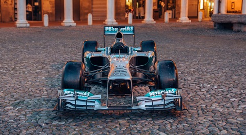 10 xe đắt nhất năm 2023: Ngôi vương là siêu xe gần 1.300 tỉ đồng- Ảnh 8. 3. Mercedes-AMG Petronas F1 W04 2013 - 18.815.000 USD (457,3 tỉ đồng) - Chiếc xe đua F1 hiện đại đầu tiên của Mercedes-Benz được bán ra ngoài cũng là chiếc xe đua F1 cuối cùng trong kỷ nguyên V8. Từ 2014 trở đi, xe đua F1 chuyển sang sử dụng động cơ V6 hybrid. Ngoài ra, cũng chiếc xe này đồng hành cùng Lewis Hamilton trong 14 chặng đua mùa 2013 và về nhất tại Hungary Grand Prix - Ảnh: Carscoops
