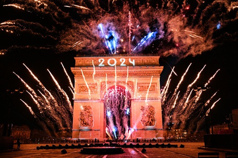 Pháo hoa thắp sáng Khải Hoàn Môn ở Paris, Pháp, chào đón năm 2024 - Ảnh: AFP Pháo hoa thắp sáng Khải Hoàn Môn ở Paris, Pháp, chào đón năm 2024 - Ảnh: AFP