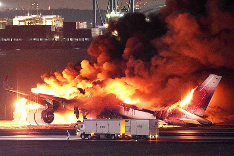 Ngọn lửa bao trùm chiếc máy bay chở khách của Japan Airlines sau va chạm ở sân bay Haneda, Tokyo, ngày 2-1 - Ảnh: AFP Ngọn lửa bao trùm chiếc máy bay chở khách của Japan Airlines sau va chạm ở sân bay Haneda, Tokyo, ngày 2-1 - Ảnh: AFP
