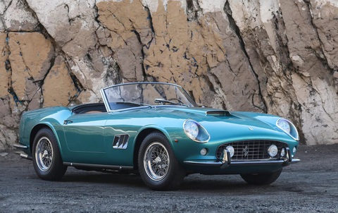 10 xe đắt nhất năm 2023: Ngôi vương là siêu xe gần 1.300 tỉ đồng- Ảnh 7. 4. Ferrari 250 GT SWB California Spider 1962 - 18.045.000 USD (438,6 tỉ đồng) - Chỉ 37 chiếc 250 GT SWB được trang bị đèn pha có nắp che bên ngoài, lớp sơn xanh dương nguyên bản Azzurro Metallizzato xe sử dụng thậm chí còn là độc bản. Chủ xe hiện tại mua lại chiếc Ferrari vào thập niên 1970 sau khi xe gặp tai nạn chỉ với giá 2.400 USD - Ảnh: Carscoops