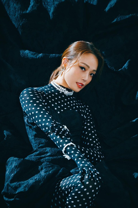 Anh cho biết sau show diễn tại New York, nhiều stylist, ê-kíp của các nghệ sĩ quốc tế liên hệ làm việc, hợp tác. Trước nay, Đỗ Mạnh Cường chỉ hướng đến dòng trang phục ứng dụng, ít khi thực hiện các thiết kế để đi thảm đỏ, trình diễn sân khấu. Vì thế, khi các ê-kíp liên hệ, anh chọn lọc những đề nghị phù hợp với định hướng của mình để hợp tác, hỗ trợ. Đỗ Mạnh Cường cho biết sau show diễn tại New York, nhiều stylist, ê kíp của các nghệ sĩ quốc tế liên hệ làm việc, hợp tác.